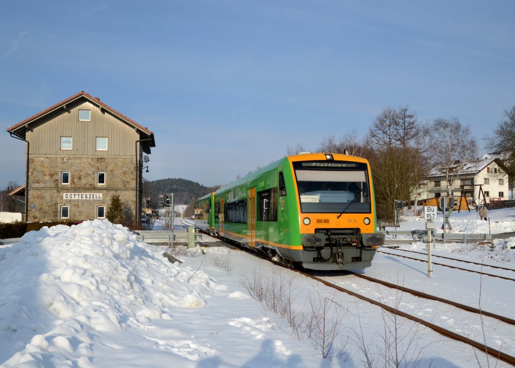 650 660 (VT 25) + 650 653 (VT 18) als RB nach Plattling am 11.02.2013 bei der Ausfahrt in Gotteszell.