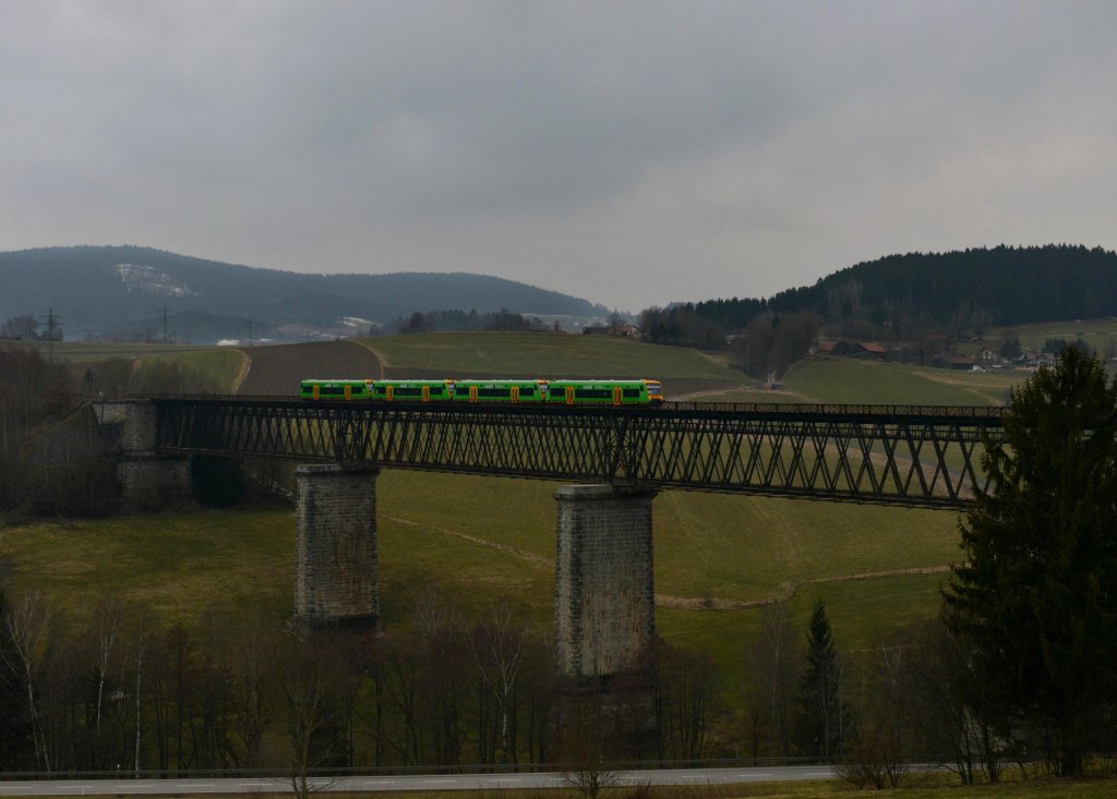 650 660 (VT 25) + 650 659 (VT 24) + 650 652 (VT 17) + 650 650 (VT 15) bei einer berfhrungsfahrt von Viechtach nach Zwiesel am 21.03.2013 auf der Ohebrcke bei Regen.