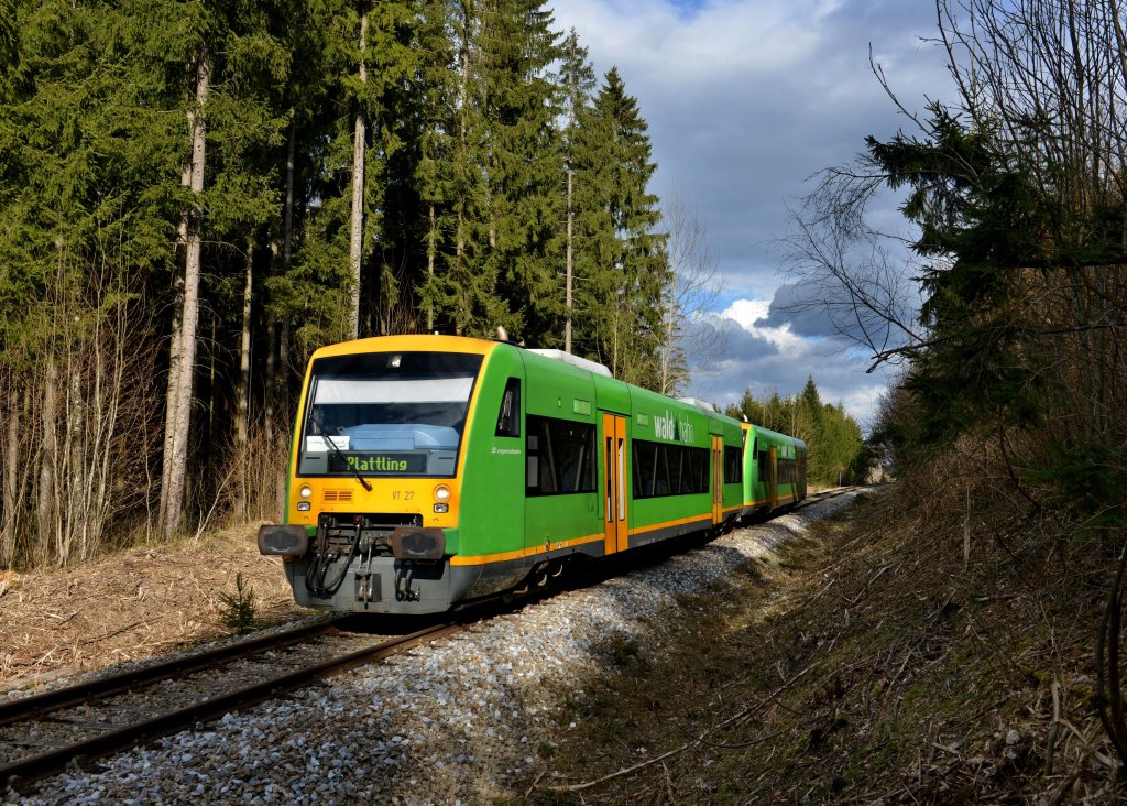 650 662 (VT 27) + 650 660 (VT 25) als RB nach Plattling am 13.04.2013 bei Triefenried.