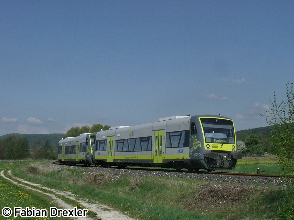 650 723 mit einem weiteren VT von der Privatbahn  agilis  auf seiner Fahrt von Ebermannstadt nach Forchheim kurz vor Kirchehrenbach. Der Zug fhrt wegen des Dampfbetriebs bei der DFS Ebermannstadt verstrkt!