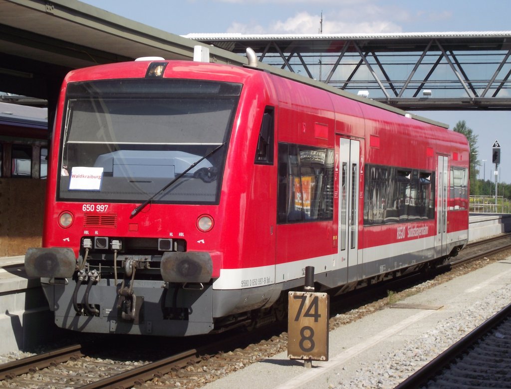 650 997 der Südostbayernbahn steht am 17. August 2011 als RB von Traunreut nach Waldkreiburg im Bahnhof Mühldorf (Oberbay).