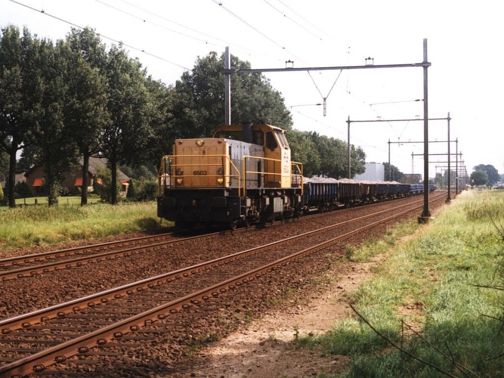 6503 mit Gterzug 53525 Arnhem-Amersfoort bestehende aus Sandwagens bei Harselaar am 19-8-1998. Bild und scan: Date Jan de Vries.
