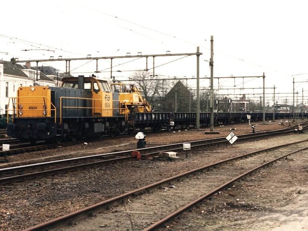 6504 mit Gterzug zwischen Zutphen und Deventer in Zutphen am 28-2-1995. Bild und scan: Date Jan de Vries.