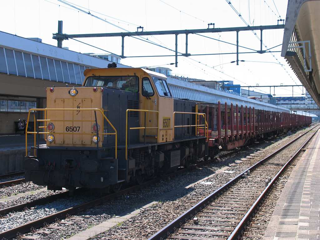 6507 mit einem Gterzug auf Bahnhof Rotterdam CS am 29-5-2009.