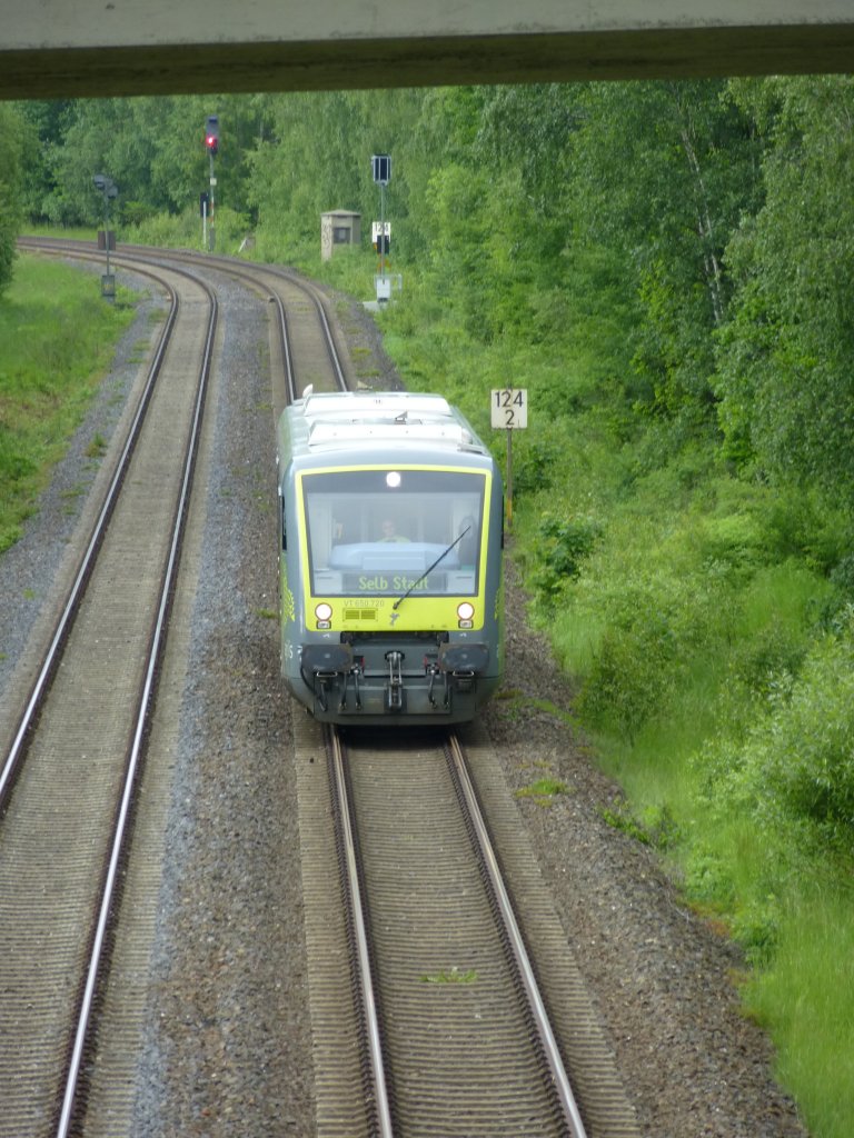 650.720 von Agilis fhrt als ag 87021 von Hof Hbf nach Selb Stadt.
Der Triebzug fhrt hier am 9. Juni 2013 zwischen Oberkotzau und Hof.