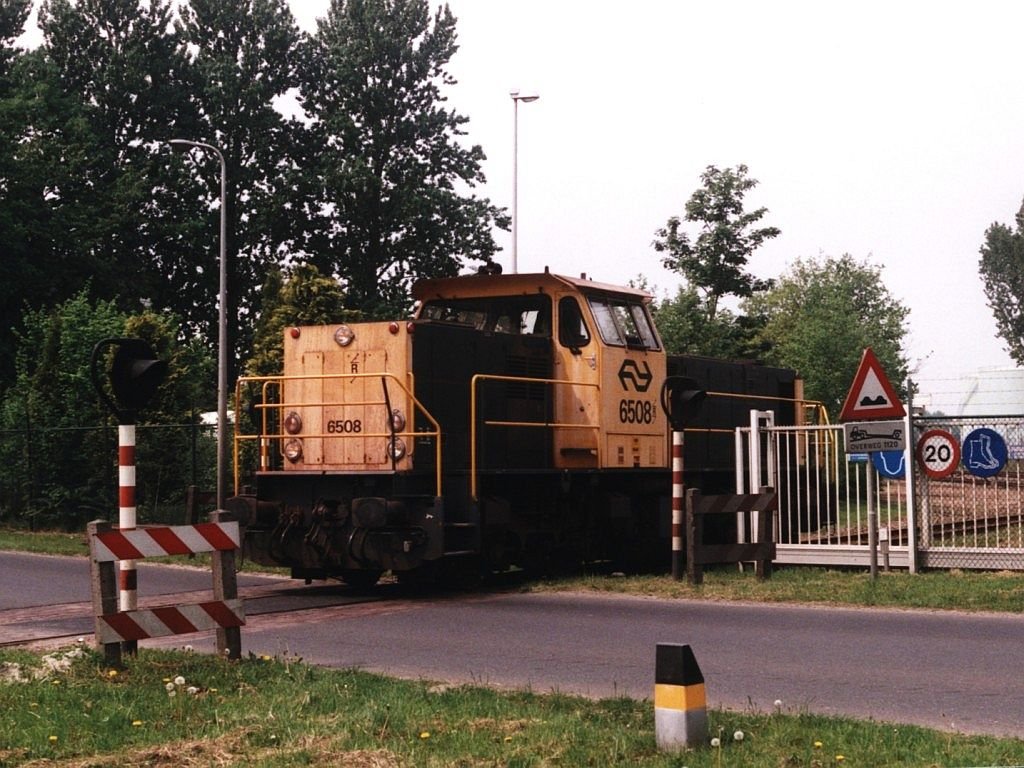 6508 mit eine bergabegterzug nach die AKZO in Hengelo am 14-5-2001. Bild und scan: Date Jan de Vries.