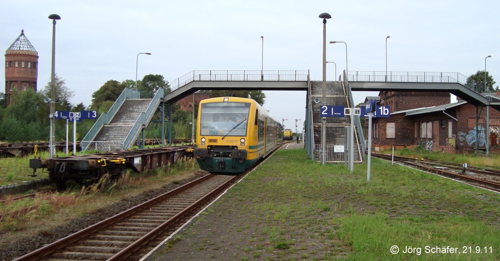 650.81 fuhr am 21.9.11 unter der alten Bahnsteigbrcke des Bahnhofs Karow durch und nach Neustrelitz weiter. 