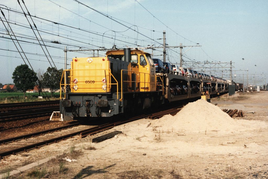 6509 mit Gterzug 51007 Lage Zwaulwe-Oosterhout in Lage Zwaluwe am 14-10-1996. Bild und scan: Date Jan de Vries.