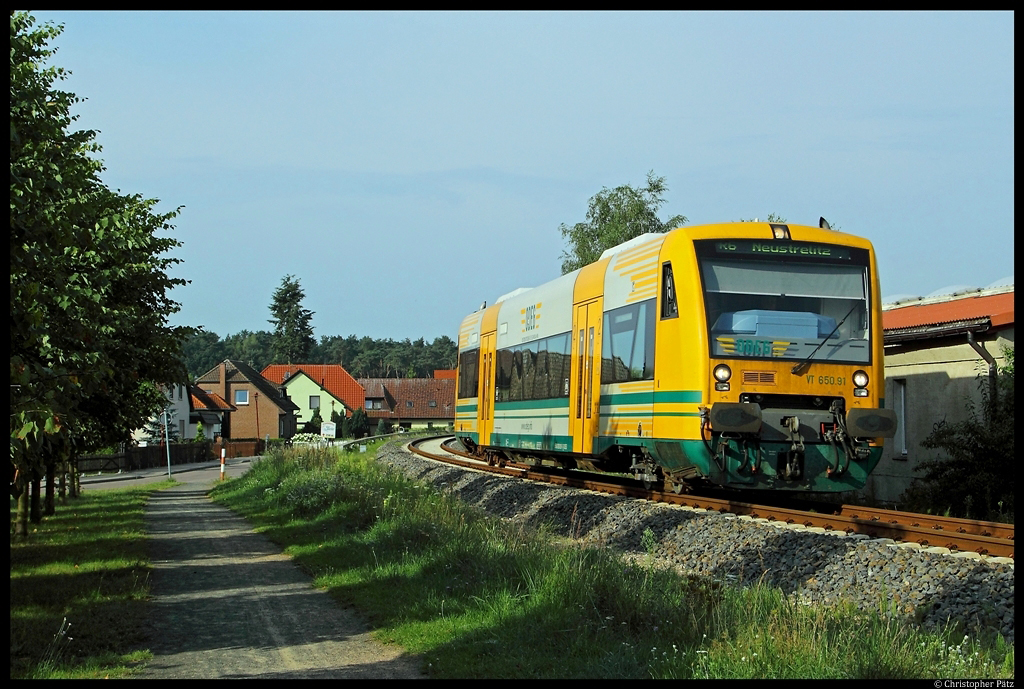 650.91 der ODEG ist am 5.8.2012 als OE 79455 von Mirow nach Neustrelitz unterwegs. In wenigen Augenblicken erreicht der Zug den Kreuzungsbahnhof Wesenberg. 