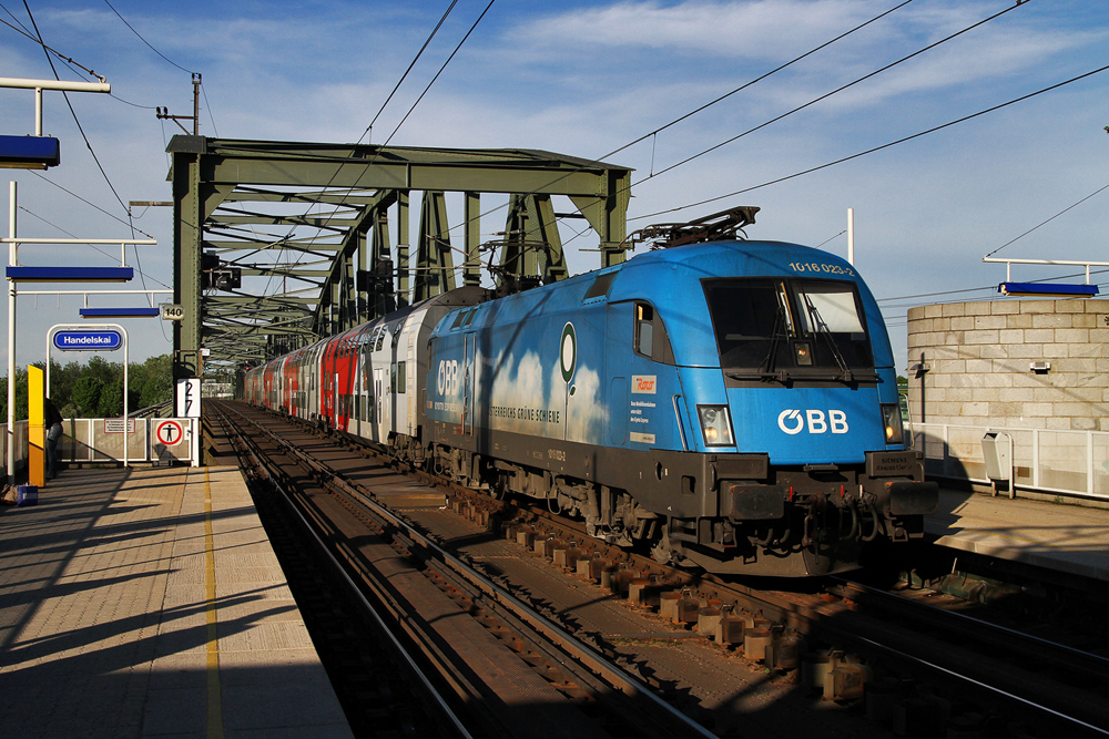 6.5.10 Ab und zu kann man eine 1016er im Dosto Umlauf beobachten, heute hat es die Kyoto Lok wieder einmal geschafft. Hier brachte die 1016 023 den R 2355 von Floridsdorf nach Wr. Neustadt und konnte am Handelskai bildlich festgehalten werden.