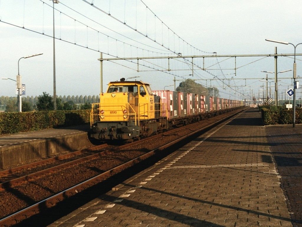 6510 mit G�terzug 42911 Maasvlakte-Milano auf Bahnhof Lage Zwaluwe am 14-10-1996. Bild und scan: Date Jan de Vries.