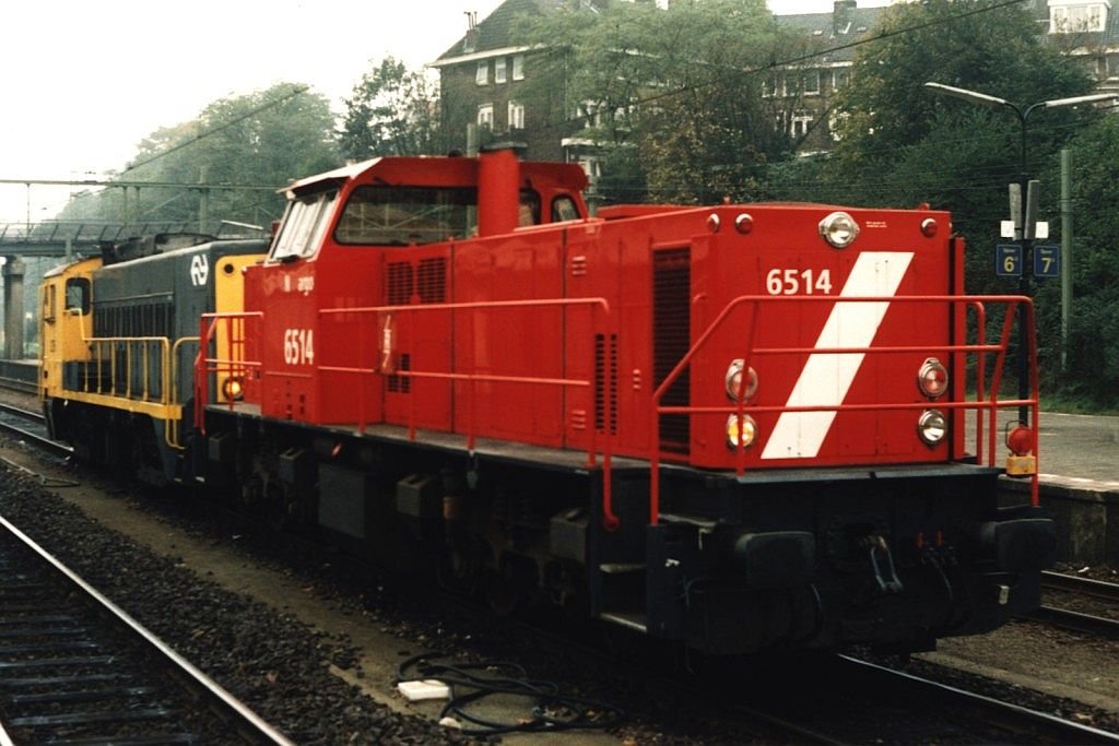 6514 und 2215 mit Lokzug auf Bahnhof Arnhem am 6-11-1995. Bild und scan: Date Jan de Vries.