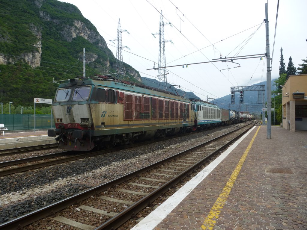 652 054 durchfhrt am 30.Mai 2013 den Bahnhof von Ala.