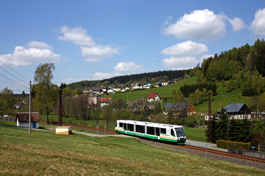 654 031 (VT31  Stadt Klingenthal ) mit einigen Schnheitsflecken an den Tren als VBG20815 Zwickau - Graslitz (- Falkenau) in Zwota-Zechenbach, 5.5.011.