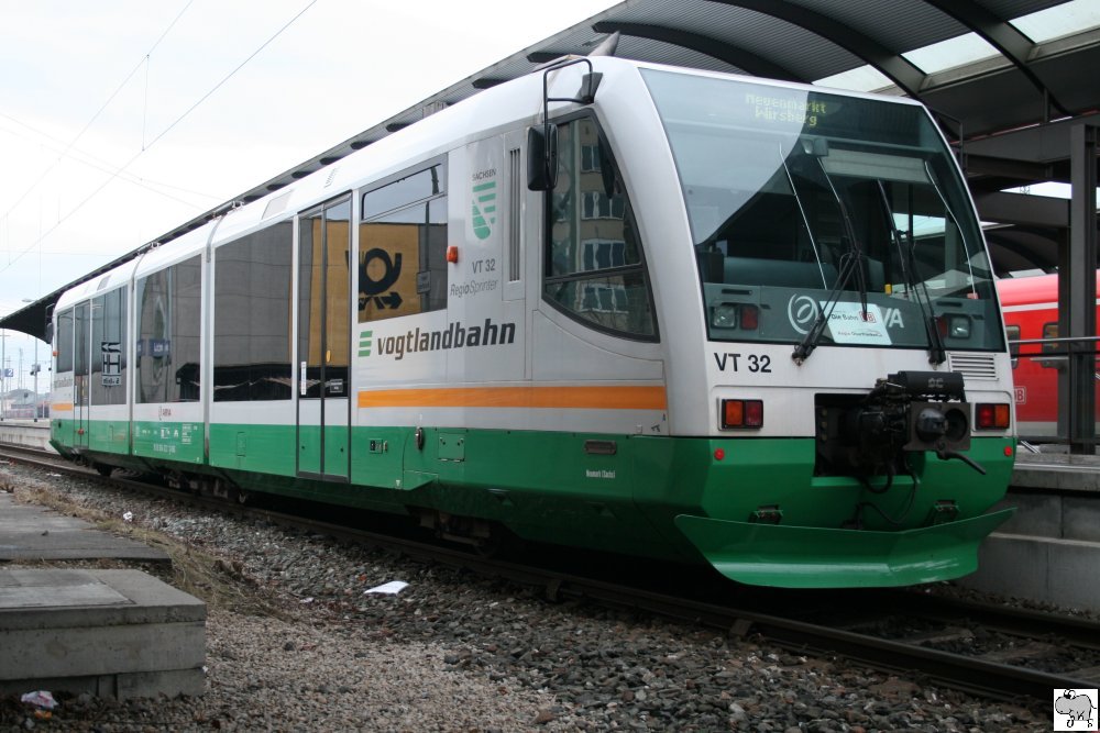 654 032 (VT 32) der Vogtlandbahn wartete am 27. Dezember 2009 auf Gleis eins im Bahnhof Lichtenfels auf die nchste Zugleistung nach Neuenmarkt-Wirsberg. In seinen Seitenscheiben spiegelt sich das alte Postlogo, welches Ende 2009 immer noch am Postgebude in Lichtenfels angebracht ist.