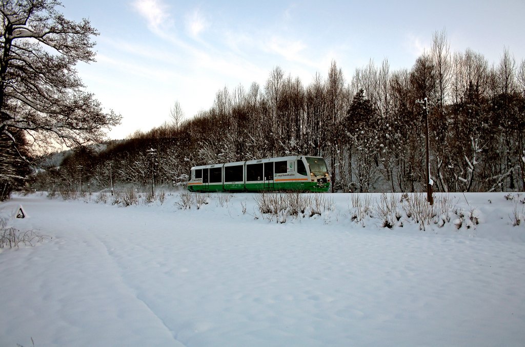 654 032 (VT32) als VBG83146 (Falkenau - ) Graslitz - Zwickau bei einer Tageshchsttemperatur von ca. -10C zwischen Klingenthal und Zwota, 3.12.010. 