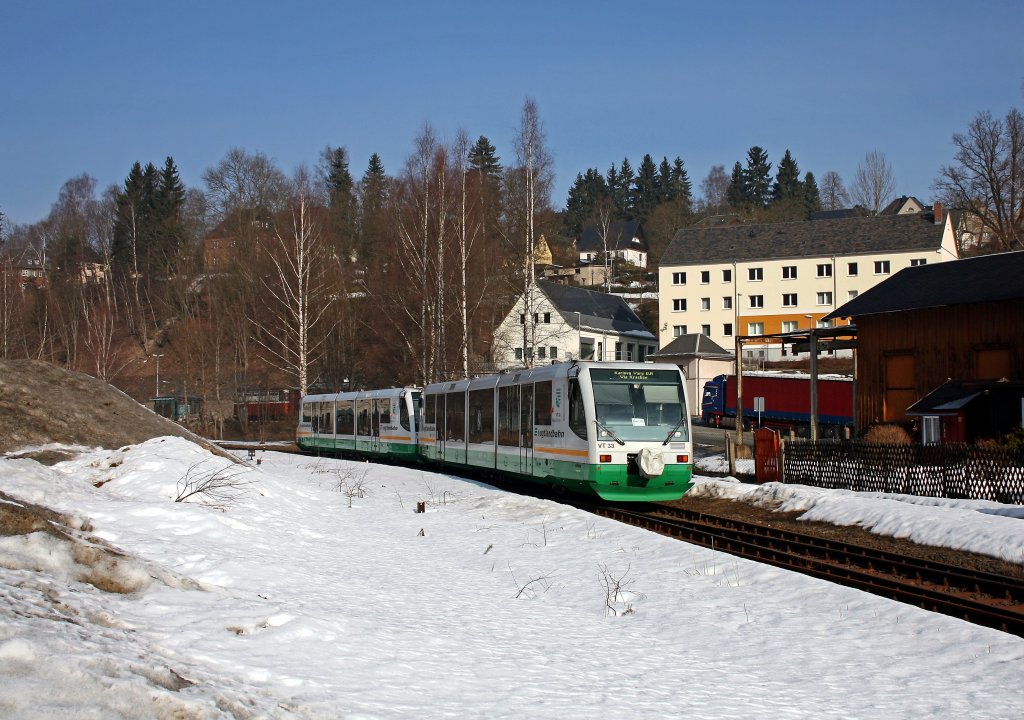 654 033 (VT33  Karlovy Vary/Karlsbad ) und ein weiterer RVT als VBG20809/81059 Zwickau/Hof - Graslitz ( - Karlsbad - Marienbad) in Klingenthal, 5.3.011. Der Haufen links im Bild ist brigens ein  kleines  brigbleibsel des Schnees, der aus dem Stadtgebiet weggefahren und auf dem Bahnhof gelagert wurde. Mittlerweile wieder weggetaut =)