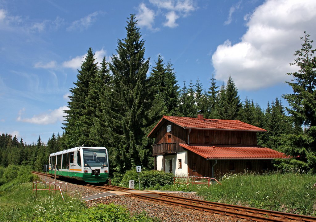 654 038 (VT38) als VBG20816 (Falkenau -) Graslitz - Zwickau im obervogtlndischen Wald zwischen Schneck und Muldenberg, 17.6.011. Die Htte ist die Vogtlandhtte auf 700 und ein paar zerquetschten 40 Metern Hhe ber NN.
