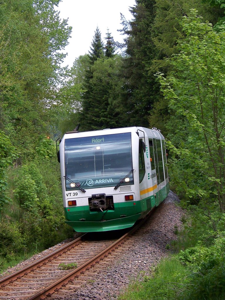 654 039 (VT39) als VBG83219 in Zwotental, 6.6.010. Zuverlssig, als der Zug zu hren war, kam die berhmte Fotowolke vor die Sonne  gehuscht , um wieder zu verschwinden, nachdem der Zug durch war...