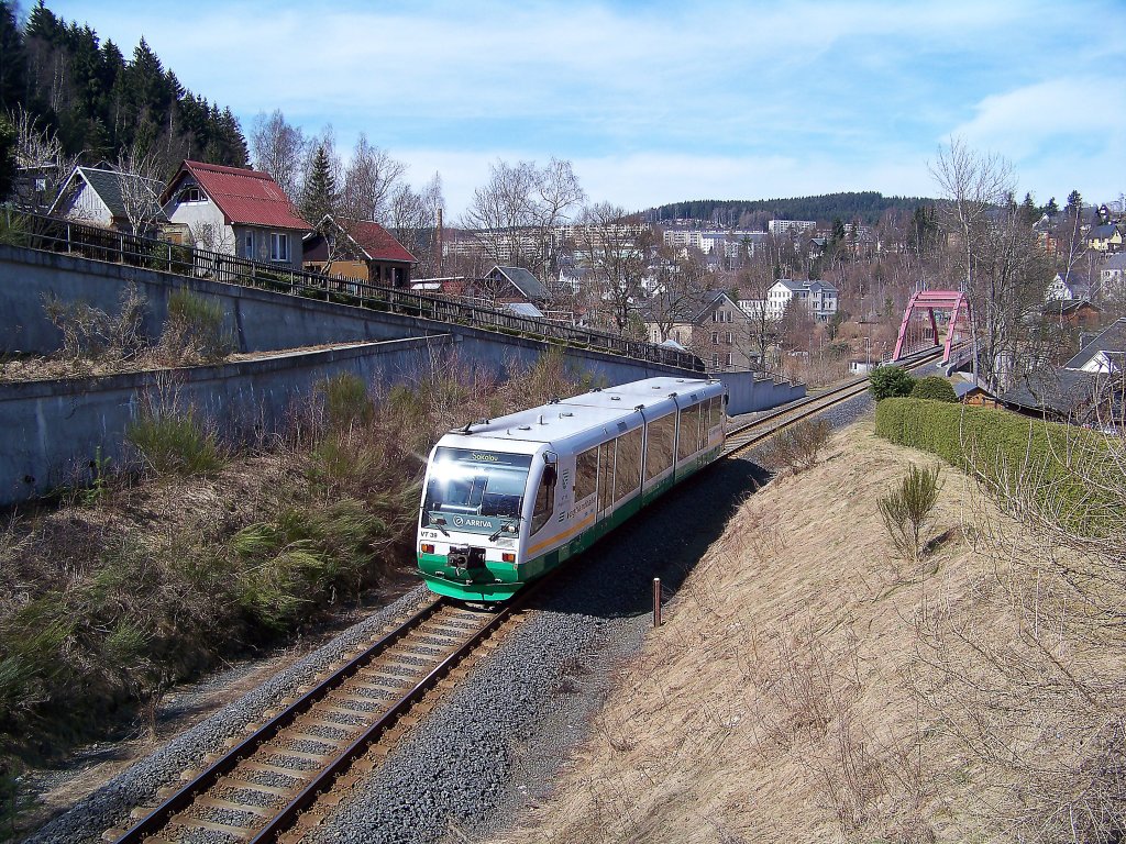 654 039 (VT39) als VBG/VIA83115 in Klingenthal, 8.4.010. Strt die Reflexion in der Scheibe???