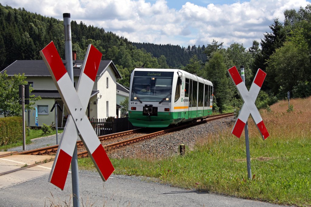 654 041 (VT41) als VBG20816 (Falkenau -) Graslitz - Zwotental in Zwota-Zechenbach, 19.7.011. Zu dieser Zeit wendeten die VT bereits in Zwotental, was dazu fhrte, dass die Zugzielanzeige  Zwotental  eingefhrt wurde - nach sehr vielen Jahren war  Zwotental  als Zugziel wieder an Zgen im klingenden Thal lesbar.