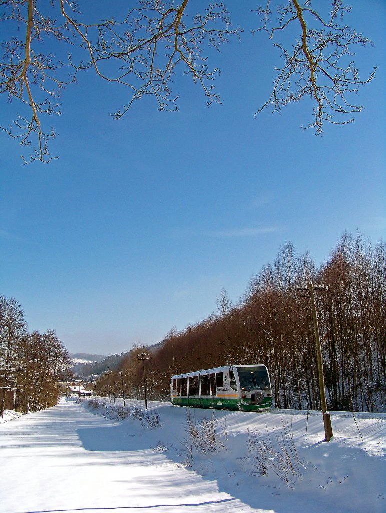654 042 (VT42) als VBG83116 zwischen Klingenthal und Zwota, 17.2.010.