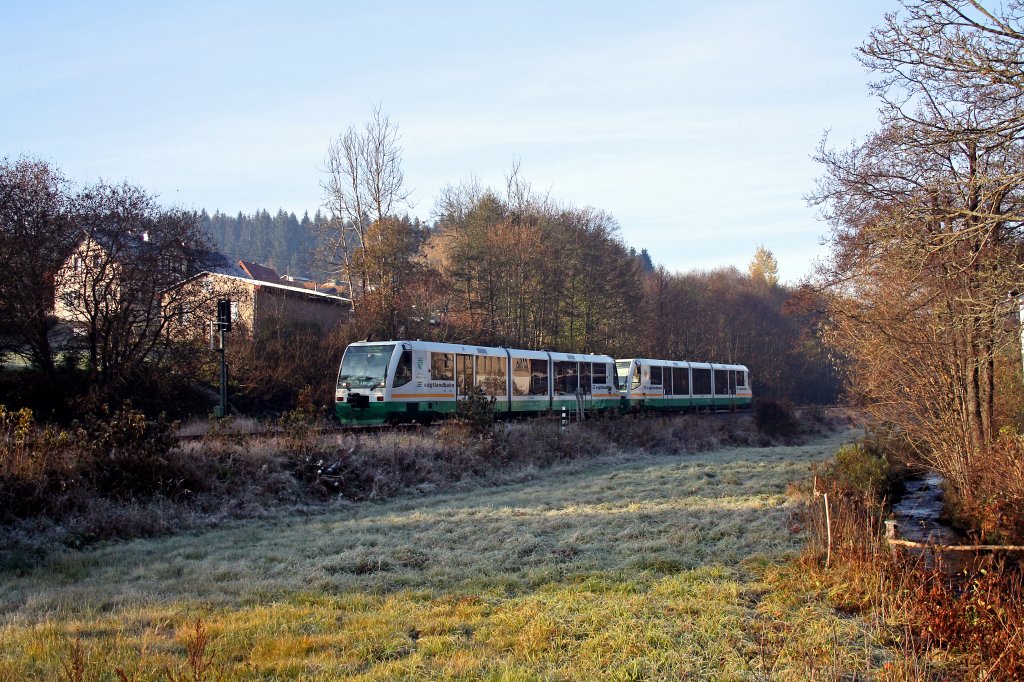 654 043 (VT43) und 654 034 (VT34  Stadt Auerbach im Vogtland ) als VBG83109/83209 Zwickau/Plauen(V) - Graslitz ( - Karlsbad - Marienbad) zwischen Zwota und Klingenthal, 30.10.010.