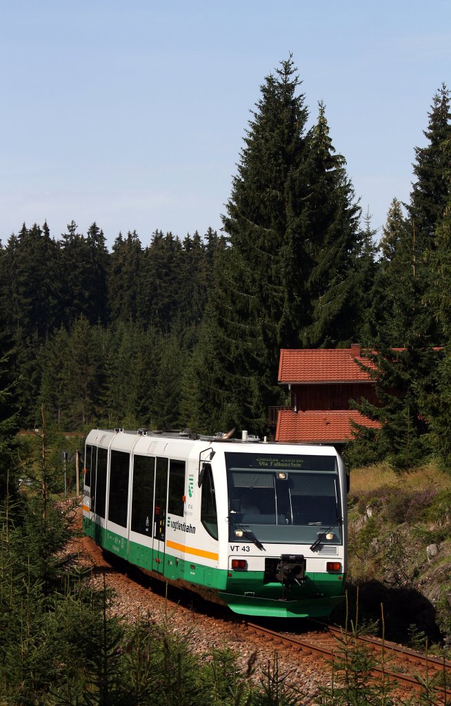 654 043 (VT43) als VBG20814 (Falkenau -) Graslitz - Zwickau im obervogtlndischen Wald zwischen Schneck und Muldenberg, 17.6.011