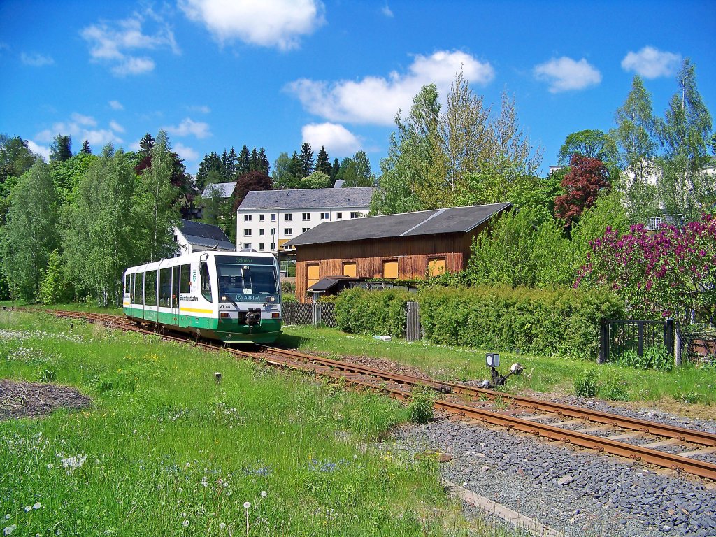 654 044 (VT44) als VBG/VIA83120 westlichen Ausfahrt des Bahnhofs Klingenthal Richtung Graslitz, 4.6.010. (Gru an den Tf!) Rechts neben dem VT das braune Gebude war frher der Lokschuppen der Buschterader Eisenbahn und diente spter als jahrelanger Unterstand fr eine der beiden Klingenthaler Schmalspur-E-Loks.