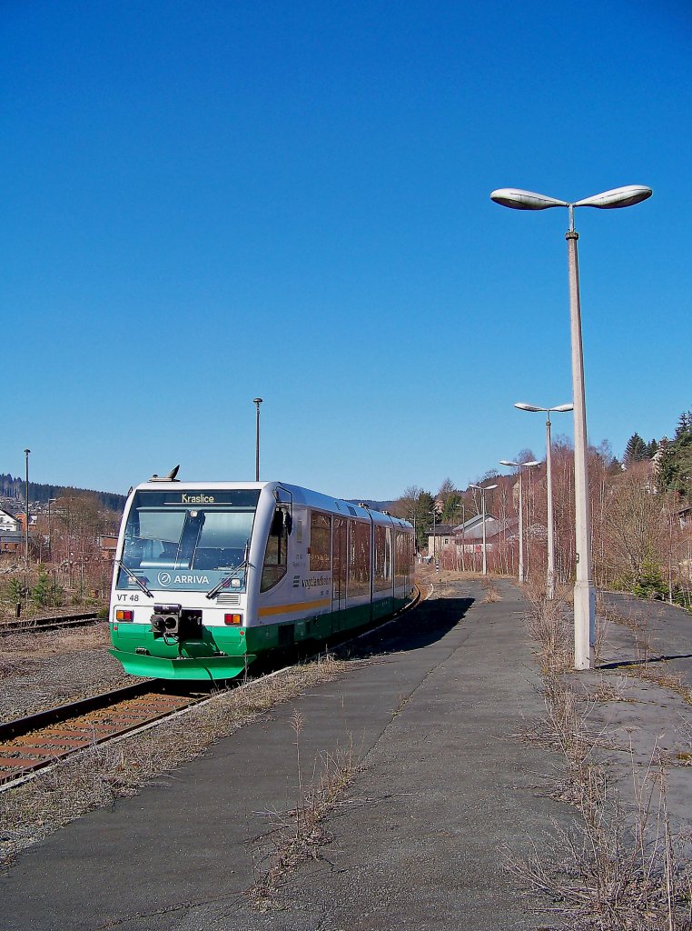 654 048 (VT48  St. Ulrich Weischlitz ) als VBG83111 in Klingenthal, 7.4.010.