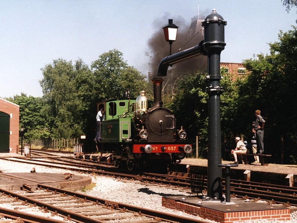 657 (MBS) auf Bahnhof Boekelo am 24-5-2001. Diese Lok ist auf eine Tiefladeanhnger von Hoorn (SHM) nach die Museumsbahn MBS in Haaksbergen gefahren. Bild und scan: Date Jan de Vries.