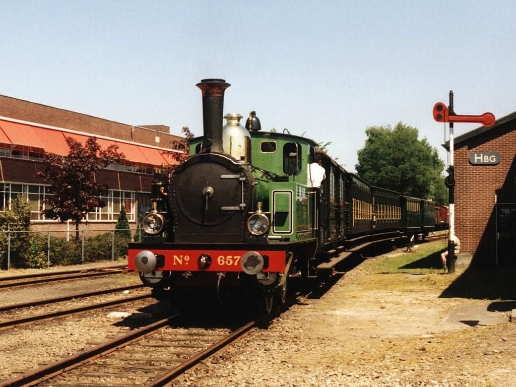 657 (SHM) auf Bahnhof Haaksbergen am 24-5-2001. Bild und scan: Date Jan de Vries.