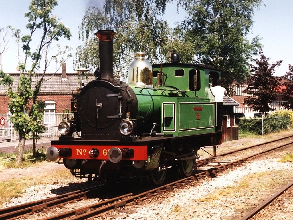 657 (SHM) auf Bahnhof Haaksbergen am 24-5-2001. Diese Lok ist auf eine Tiefladeanhnger von Hoorn (SHM) nach die Museumsbahn MBS in Haaksbergen gefahren. Bild und scan: Date Jan de Vries.