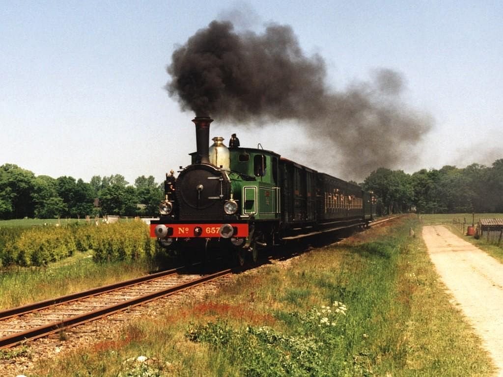 657 (SHM) mit Dampfzug 306S Boekelo-Haaksbergen bei Haaksbergen am 24-5-2001. Diese Lok ist auf eine Tiefladeanhnger von Hoorn (SHM) nach die Museumsbahn MBS in Haaksbergen gefahren. Bild und scan: Date Jan de Vries.