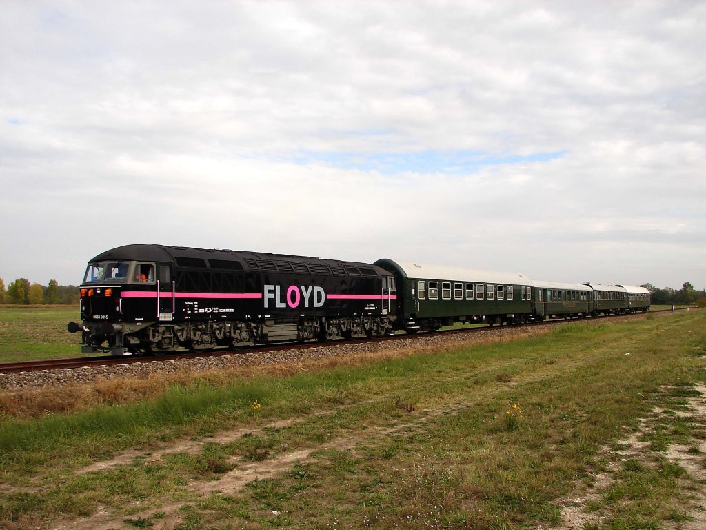 659 001 mit Floyd (Private EVU von Ungarn) Sonderzug zwischen Győrszentivn und Győr-Gnyű Kiktő (Hafen). 13.10.2012.