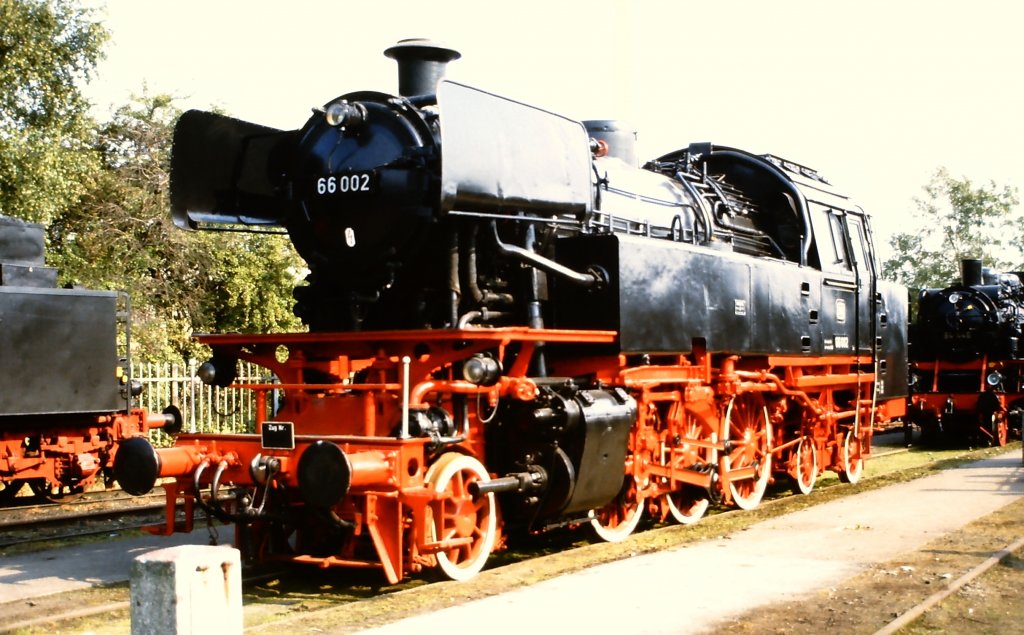 66 002 auf der Fahrzeugschau  150 Jahre deutsche Eisenbahn  vom 3. - 13. Oktober 1985 in Bochum-Dahlhausen.