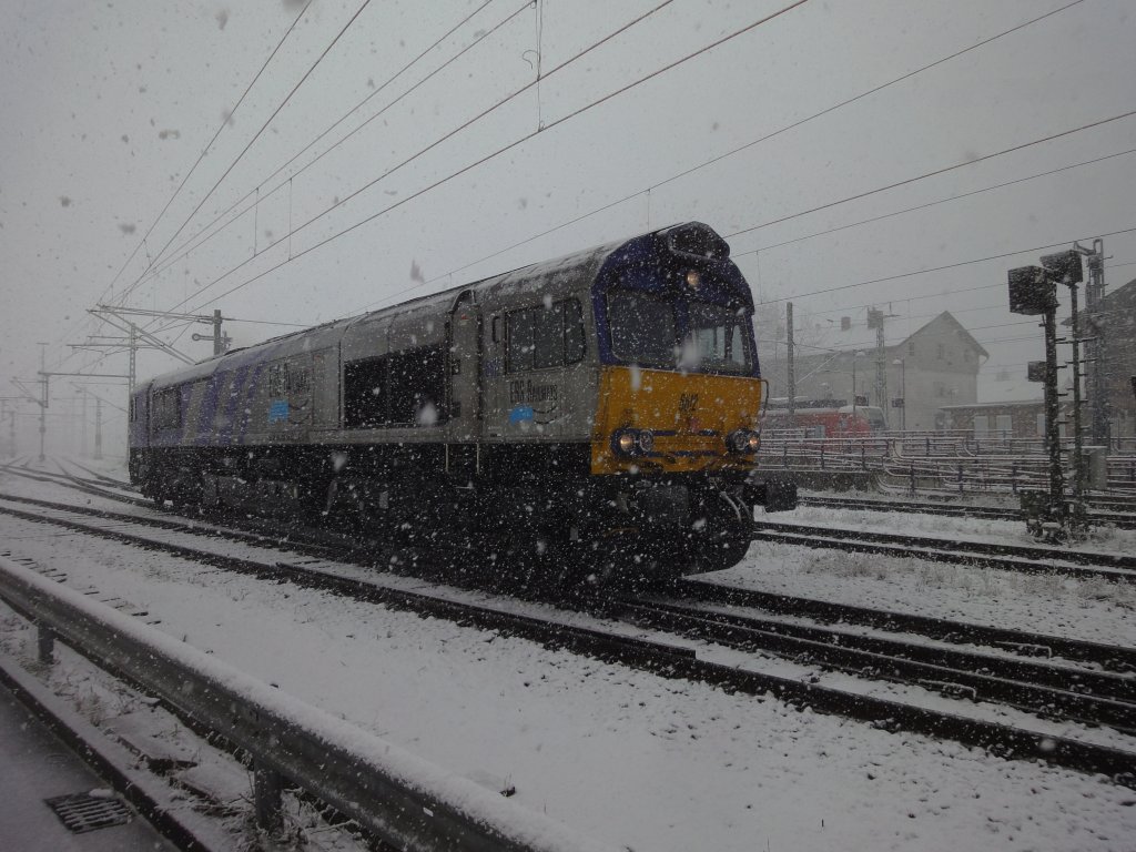 6612 der ERS durchfhrt bei dichtem Schneetreiben den Germersheimer Bahnhof in Richtung Hafenbahn, um dort Ihren Containerzug im DP-World-Terminal abzuholen und nach Rotterdam zu bringen. Bald werden diese Loks in Germersheim Geschichte sein, denn mit der Elektrifizierung der Hafenbahn und jetzt auch der Gtergleise im Bahnhof Germersheim, wird zum Fahrplanwechsel am 12.12.2010 auf E-Traktion umgestellt.