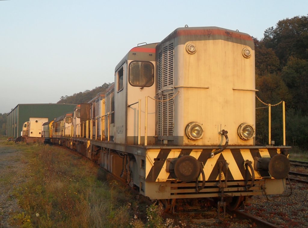 662413,662454,662424 und 5178 als Lokzug im Gelnde des alten Vennbahn Bahnhofes Raeren am spten Nachmittag des 13.10.10.