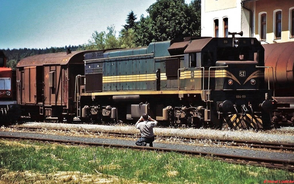 664-110 im Bahnhof Bleiburg/ÖBB im Juni 2001. Bei dem Herrn im Vordergrund handelt es sich übrigens um den slowenischen Lokführer, der (vielleicht inspriert durch den Fotografen) seine stählerne Schönheit ebenfalls bildlich festhalten wollte.