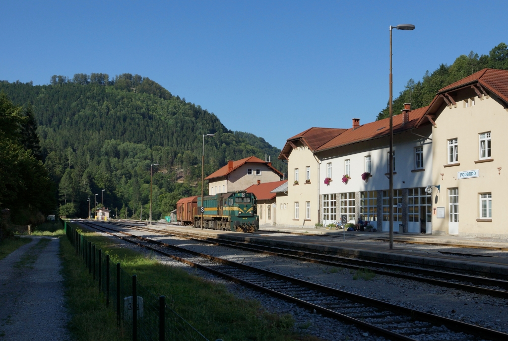 664.118 war mit dem Verschubgterzug betraut, der an diesem Tag auer dem Begleitwagen leider keine Fracht aufweisen konnte. Podbrdo, 22.07.2013