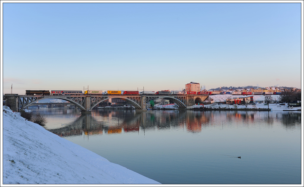 664_XXX mit einer RoLA Wels - Maribor (Marburg), welche sie am Grenzbahnhof Spielfeld bernommen hat, und am 12.12.12 in Maribor ber die Drau zum RoLa Verladeplatz bringt.