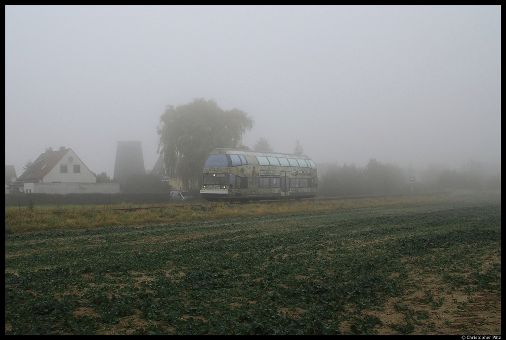 670 004 verlsst am nebligen 31.10.2011 Wrlitz Richtung Dessau.