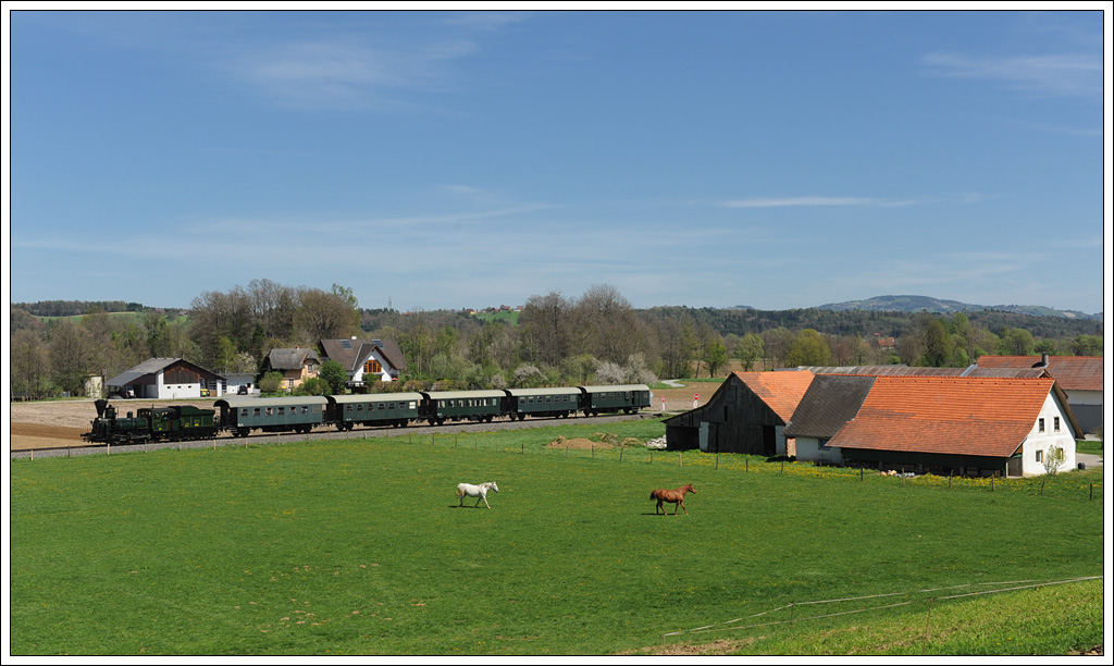 671 für eine Schweizer Reisegruppe am 26.4.2012 als Spz 8524 von Wies-Eibiswald nach Lieboch, aufgenommen kurz vor der Haltestelle St. Peter im Sulmtal.