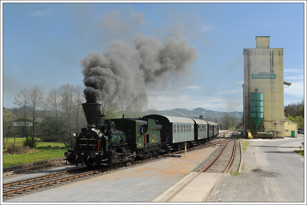 671 der GKB bei der Rückfahrt von Wies nach Graz als Spz 8524 bei der Ausfahrt aus Preding. An dieser Stelle ein herzliches Danke an die Lokmannschaft für die herrlichen Rauchfahnen an meinen Fotostellen, bzw dafür, dass es bei der Burg so gut wie ohne Rauch gegangen ist.