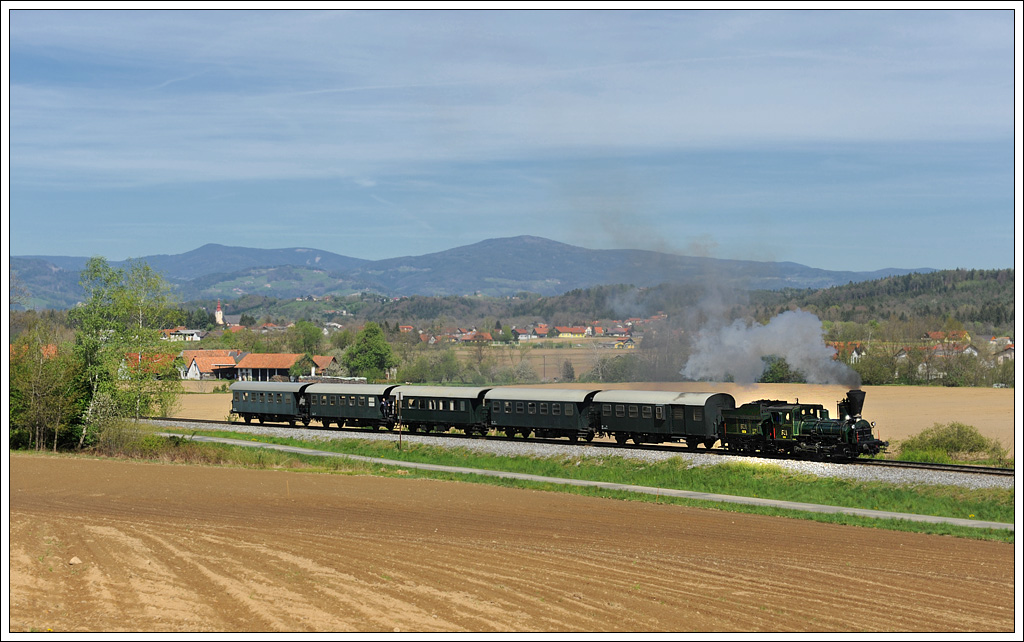 671 der GKB mit ihrem Sdz 8523 von Graz nach Wies-Eibiswald am 26.4.2012 kurz nach der Haltestelle Dietmannsdorf aufgenommen.