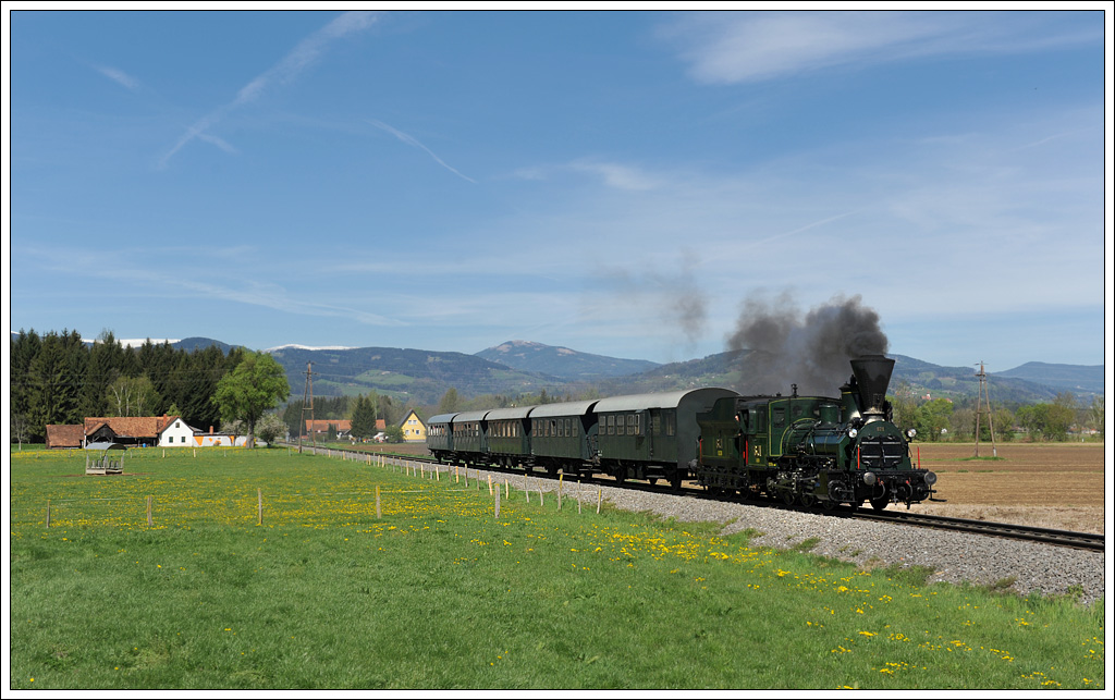 671 der GKB mit ihrem Sdz 8523 von Graz nach Wies-Eibiswald am 26.4.2012 in der zu St. Peter im Sulmtal gehörenden Katastralgemeinde Freidorf aufgenommen.