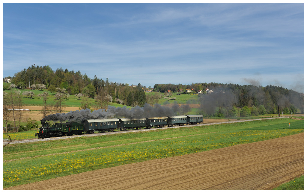 671 der GKB mit ihrem Sdz 8523 von Graz nach Wies-Eibiswald am 26.4.2012 im Oisnitzgraben aufgenommen.