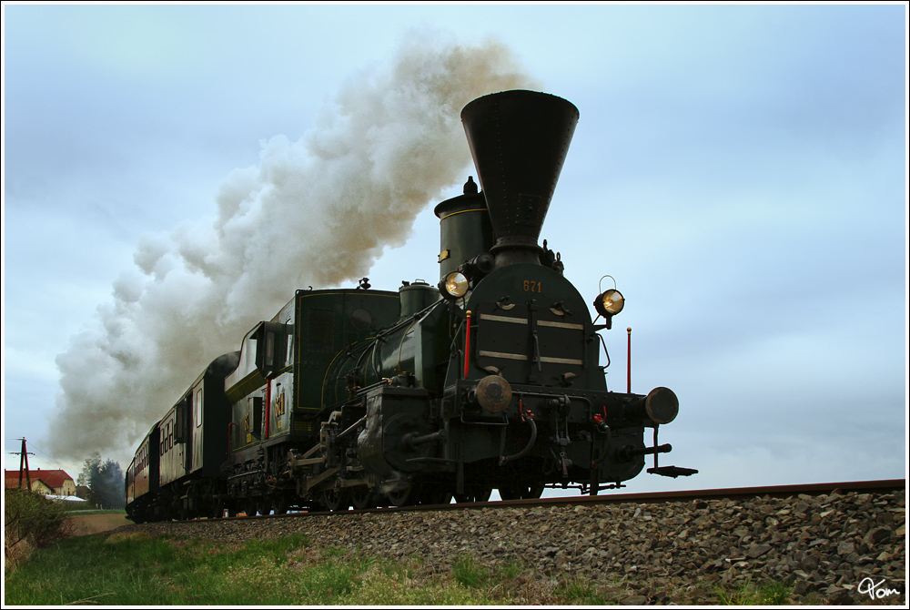 671 der GKB mit SPz 8521 von Lieboch nach Wies Eibiswald. 
Gro St.Florian  21.4.2012