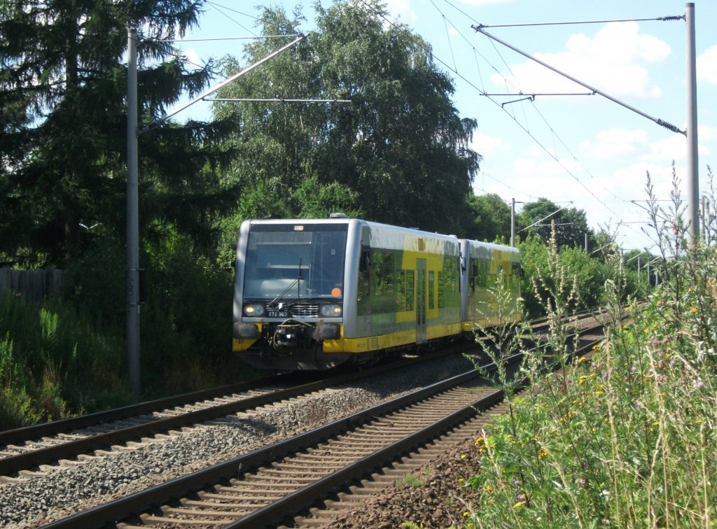 672 303 und 672 xxx, der Burgenlandbahn, fuhren am 19.7.10 in Richtung Leipzig-Leutzsch. Bahnbergang Leipzig-Miltitz.
