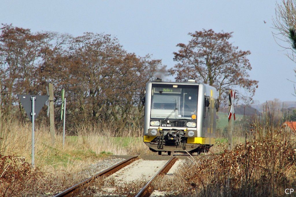672 905 passiert am 26.3.2010 einen unbeschrankten Bahnbergang kurz vor Krauschwitz.